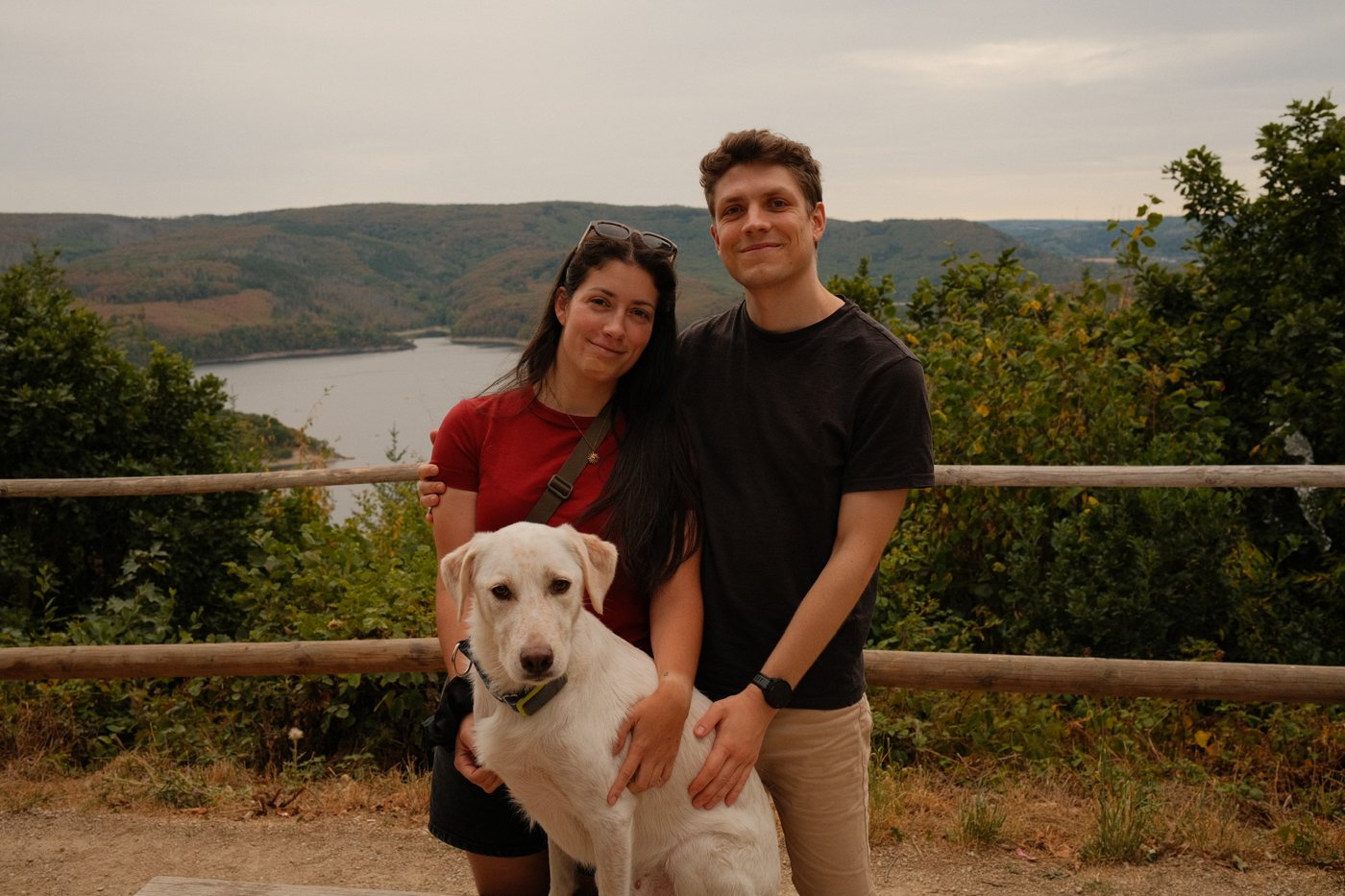 Kira und Tobias mit Hund vor einem See